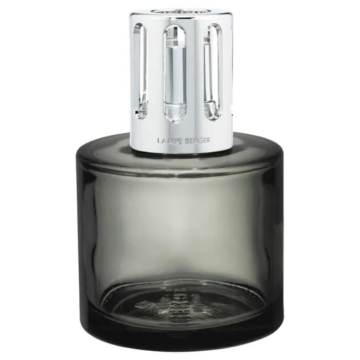 Nahaufnahme der dunklen Lampe mit silbernem Aufsatz und Sichtfenstern