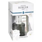 Maison Berger Lampenset in weißer Verpackung mit Aroma Relax Flasche