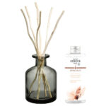 Dunkler Diffuser mit mehreren hellen Duftstäbchen