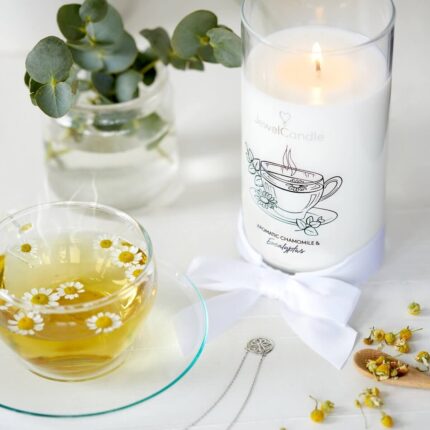Brennende JewelCandle mit Kamillenmotiv, Tee und sichtbarer Halskette