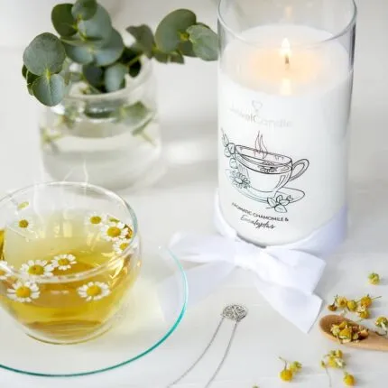Brennende JewelCandle mit Kamillenmotiv, Tee und sichtbarer Halskette
