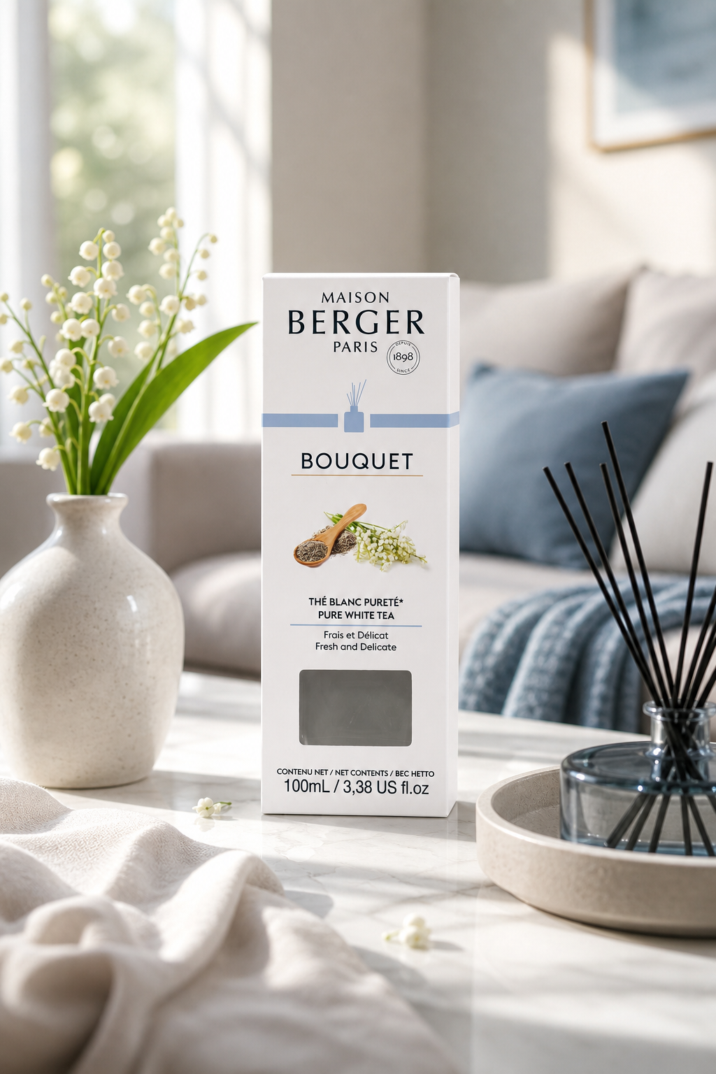 Maison Berger Bouquet Verpackung und Diffuser mit schwarzen Stäbchen auf einem Wohnzimmertisch