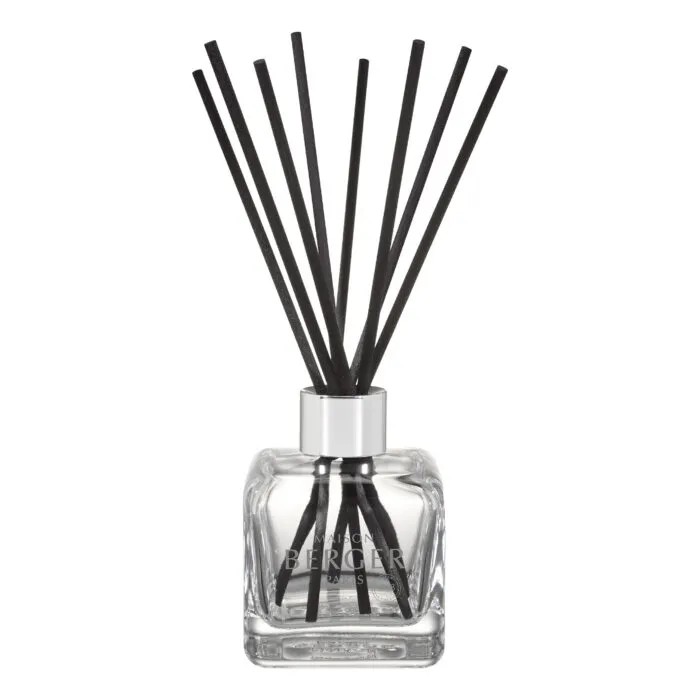 Frontaler transparenter Maison Berger Paris Diffuser mit schwarzen Duftstäbchen