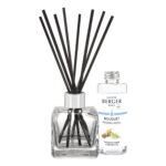 Transparenter Diffuser mit schwarzen Stäbchen neben geöffneter Maison Berger Bouquet Nachfüllflasche