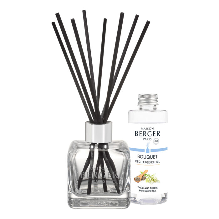 Transparenter Diffuser mit schwarzen Stäbchen neben geöffneter Maison Berger Bouquet Nachfüllflasche