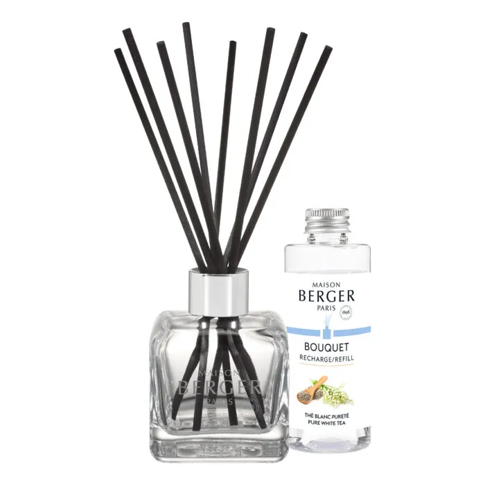 Transparenter Diffuser mit schwarzen Stäbchen neben geöffneter Maison Berger Bouquet Nachfüllflasche