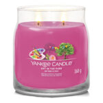 Brennende pinke Yankee-Candle-Kerze mit zwei Flammen und Art-in-the-Park-Etikett