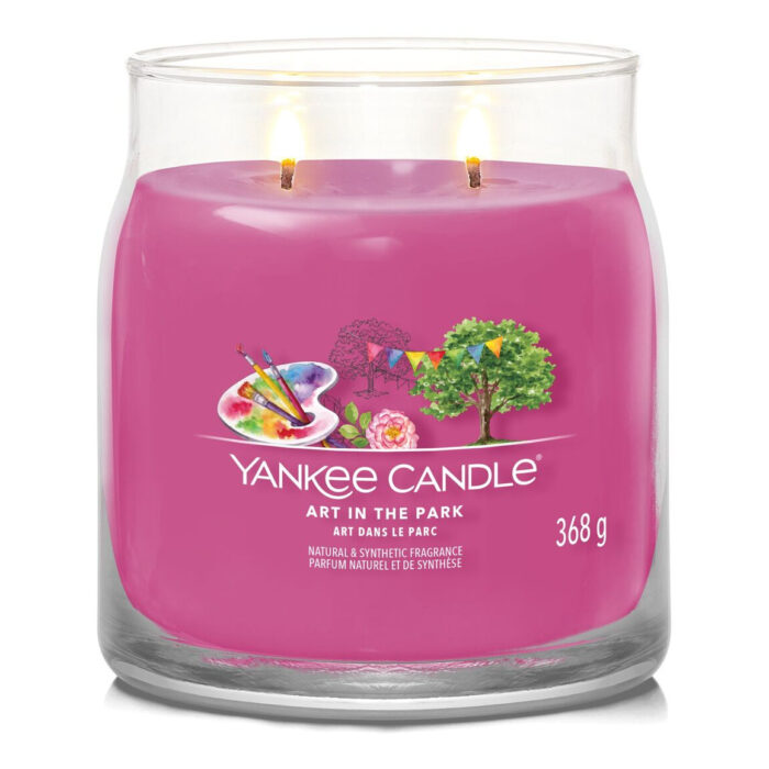 Brennende pinke Yankee-Candle-Kerze mit zwei Flammen und Art-in-the-Park-Etikett