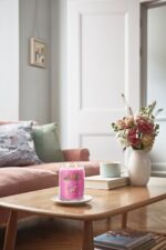 Brennende Yankee Candle Art in the Park Kerze im Wohnzimmer