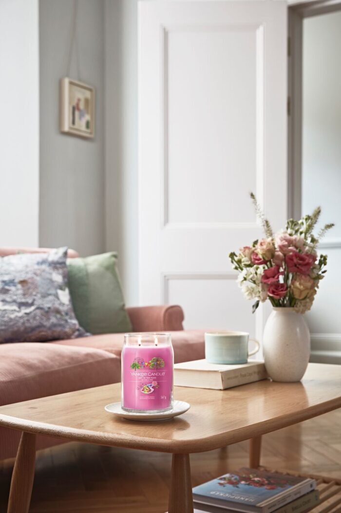 Brennende Yankee Candle Art in the Park Kerze im Wohnzimmer