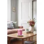 Brennende Yankee Candle Art in the Park Kerze im Wohnzimmer