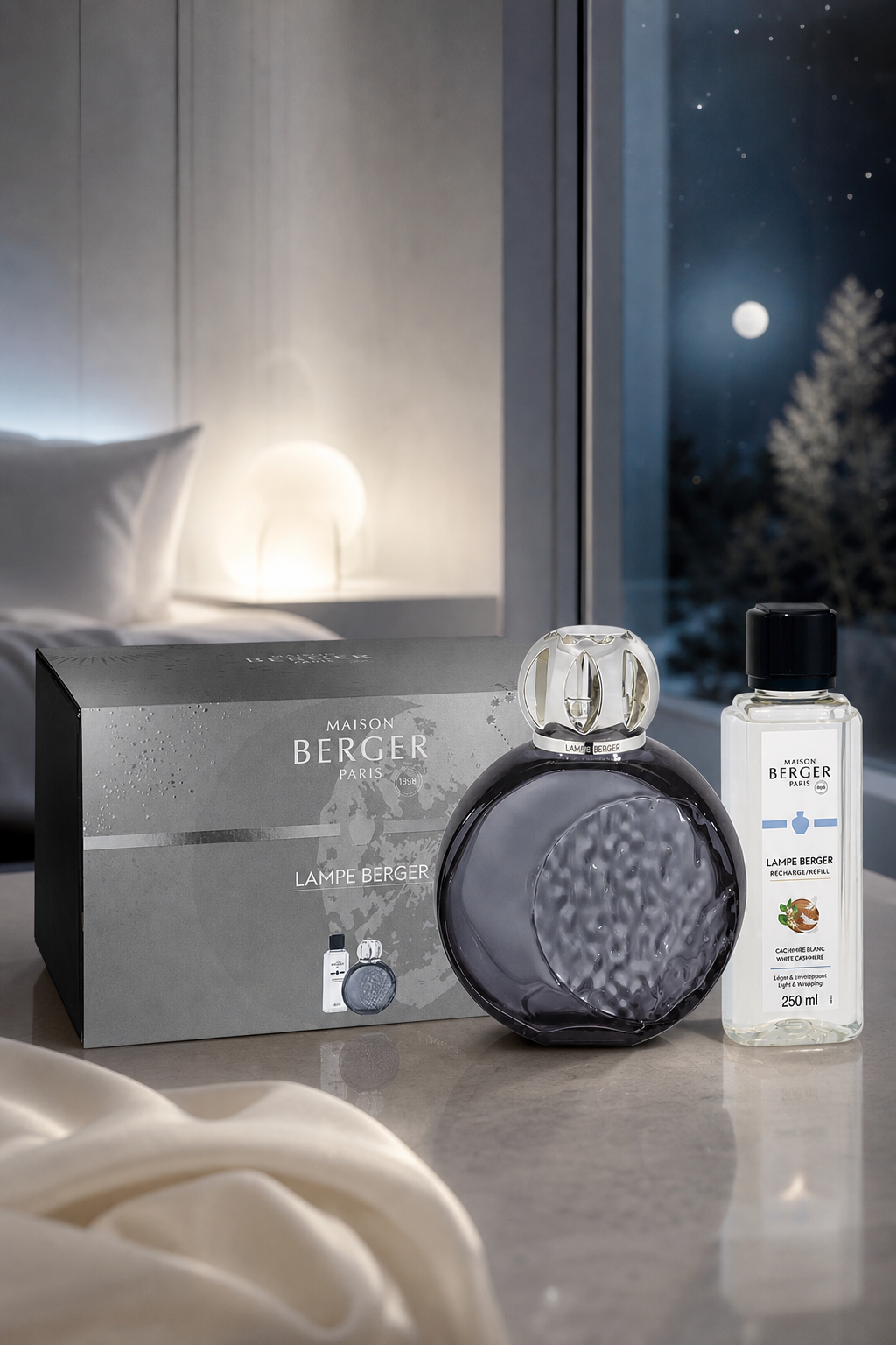 Lampe Berger Set mit Verpackung und Nachfüllflasche auf einer Tischfläche