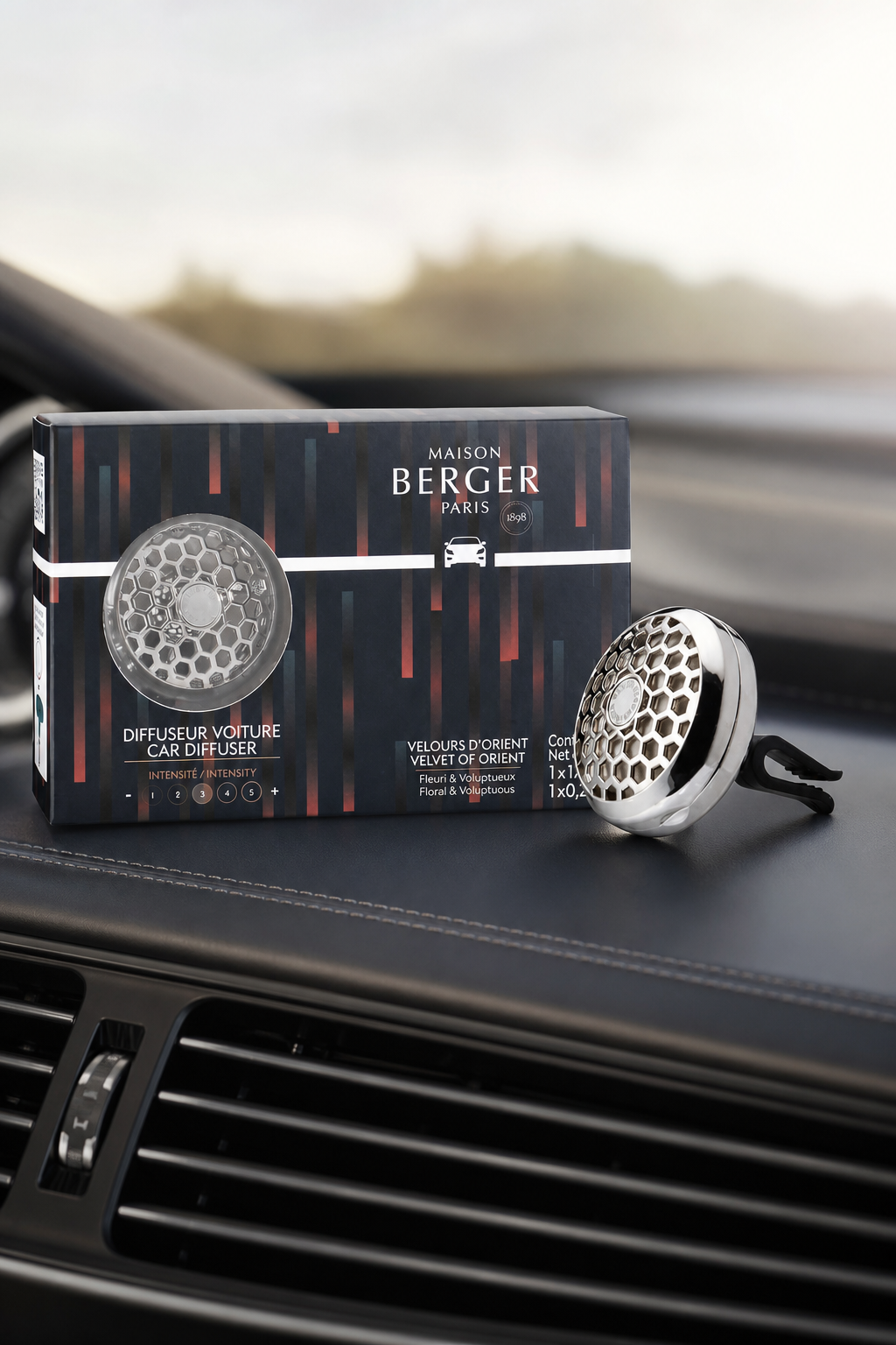Maison Berger Paris Autoduft-Set liegt mit Verpackung auf dem Armaturenbrett