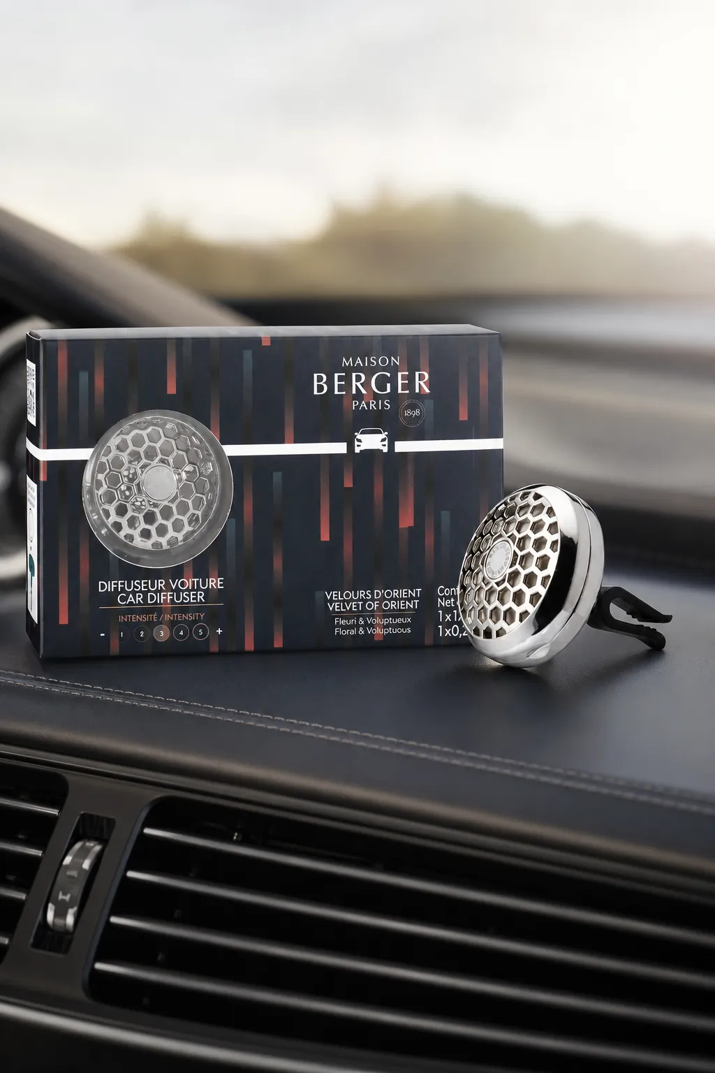 Maison Berger Paris Autoduft-Set liegt mit Verpackung auf dem Armaturenbrett