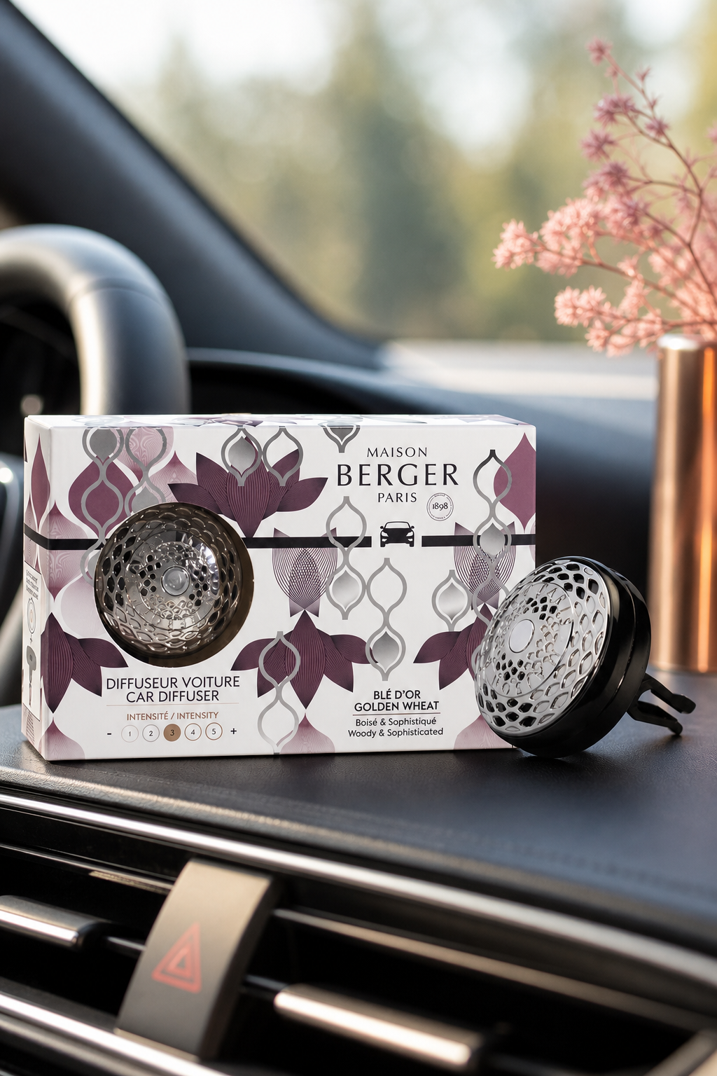 Maison Berger Paris Autoduft-Set liegt auf dem Armaturenbrett eines Autos