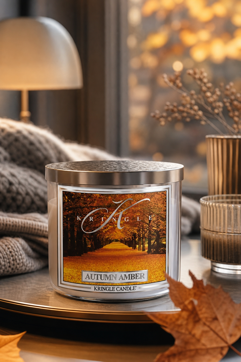 Autumn Amber 396 g 3-Docht Tumbler in einer stimmungsvollen Anwendungsszene