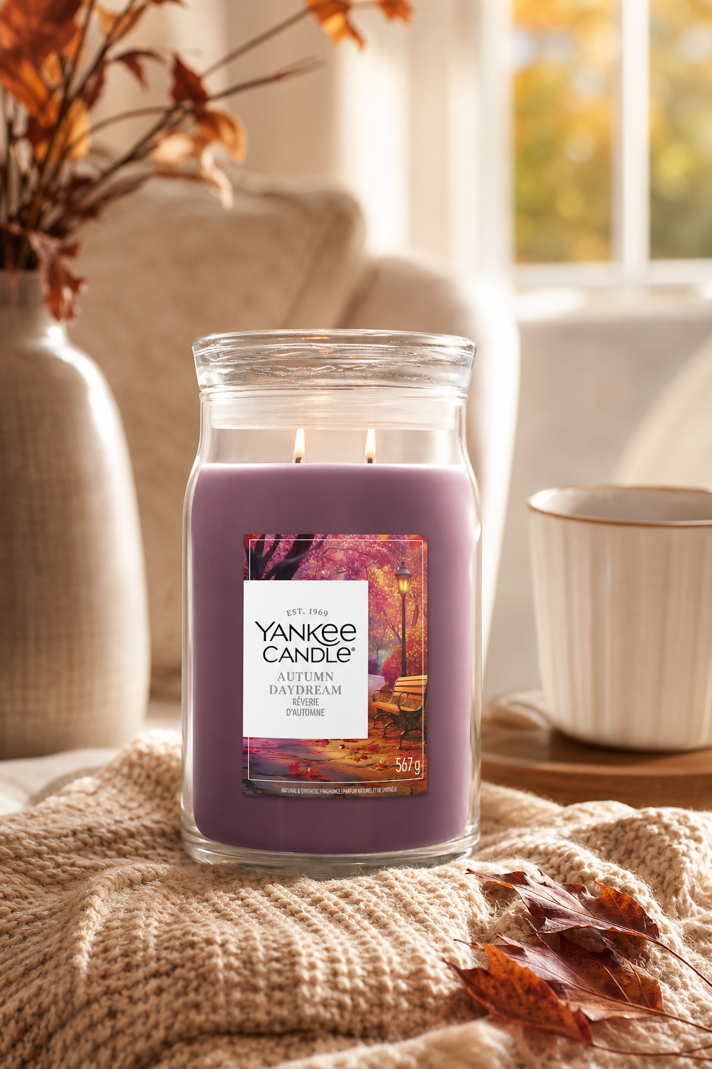 Autumn Daydream Signature Large Jar 567g 2-Docht in einer stimmungsvollen Anwendungsszene