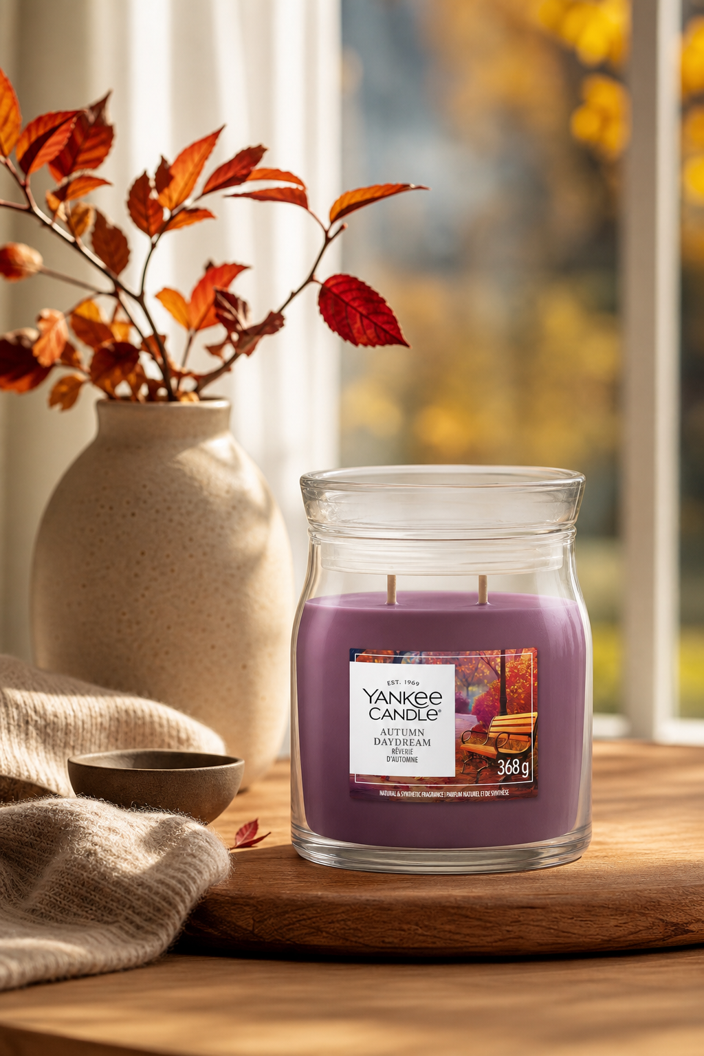 Autumn Daydream Signature Medium Jar 368g 2-Docht in einer stimmungsvollen Anwendungsszene