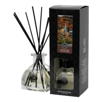 Reed-Diffuser im Glas mit schwarzen Stäbchen neben der Produktverpackung
