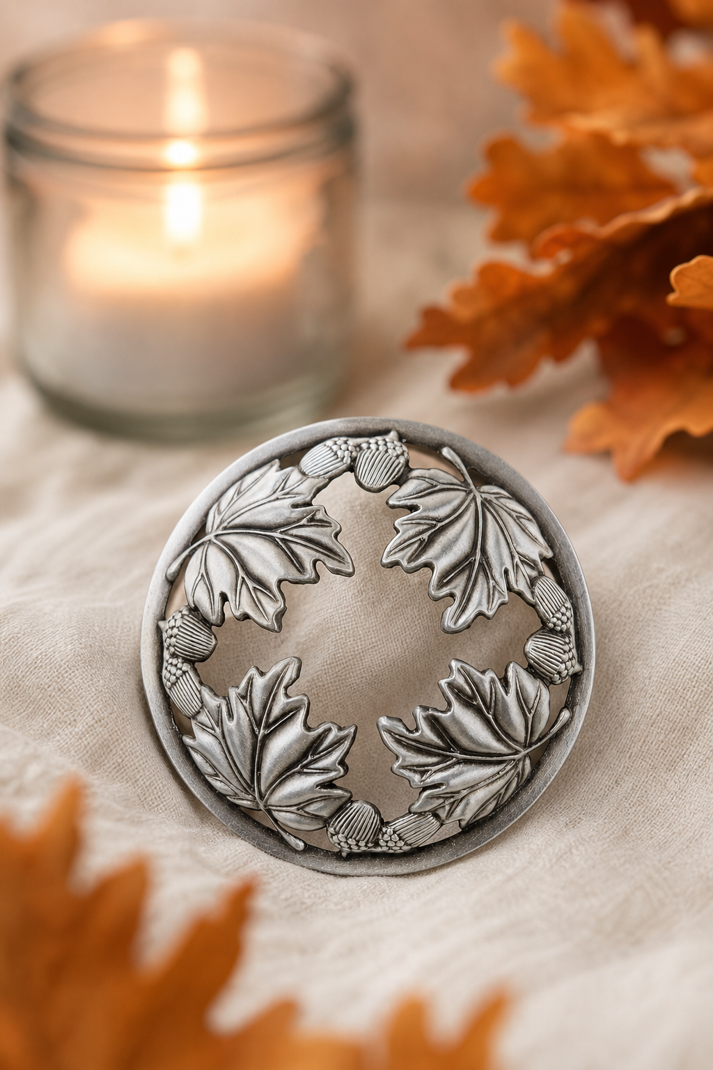 Autumn Leaves Candle-Lid Silber in einer stimmungsvollen Anwendungsszene