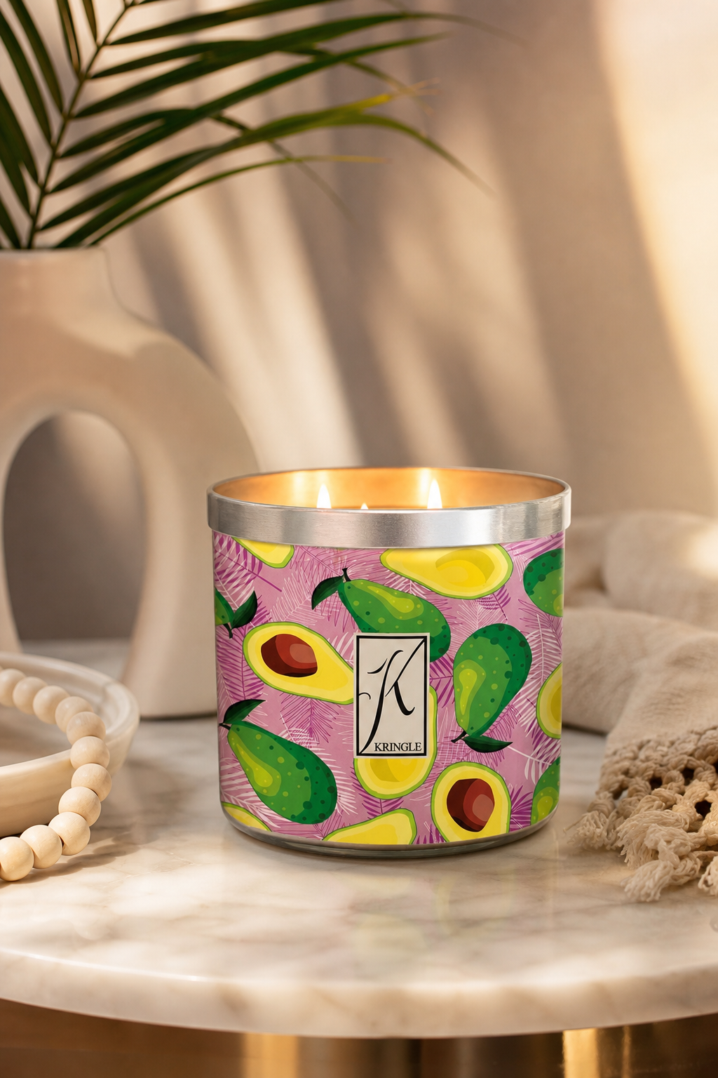 Avocado & Palm 396g Tumbler 3-Docht in einer stimmungsvollen Anwendungsszene