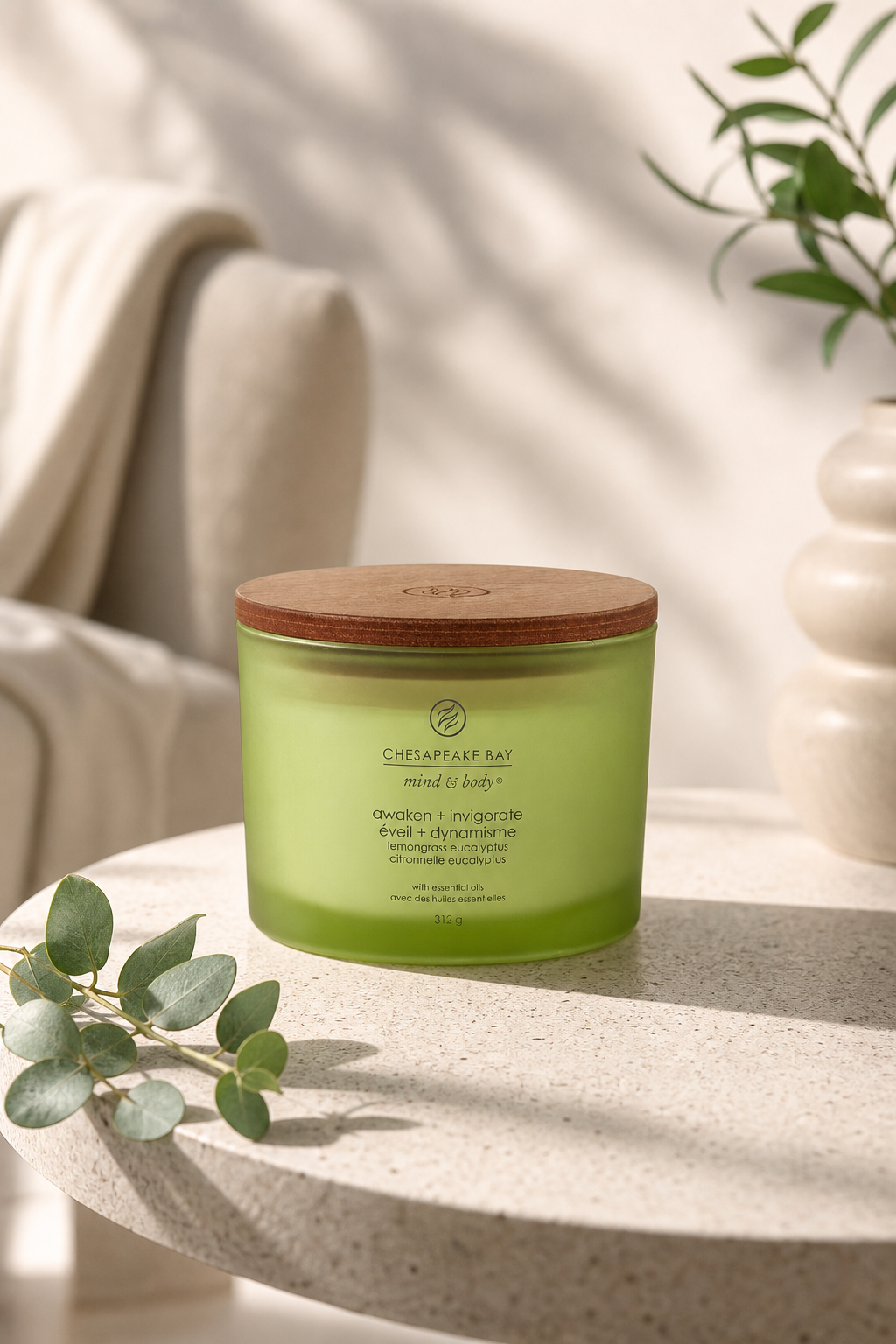 Awaken + Invigorate 312g 3-Docht in einer stimmungsvollen Anwendungsszene