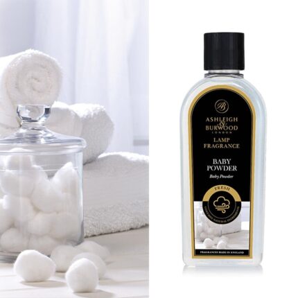 Flasche mit Baby Powder Lamp Fragrance vor weißen Handtüchern und Wattebällchen