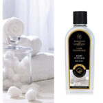 Ashleigh & Burwood Baby Powder Lamp Fragrance Flasche neben weißen Handtüchern und Wattebällchen