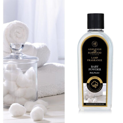 Flasche mit Baby Powder Lamp Fragrance vor weißen Handtüchern und Wattebällchen