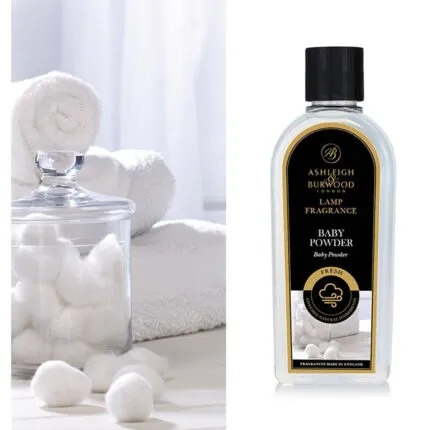 Flasche mit Baby Powder Lamp Fragrance vor weißen Handtüchern und Wattebällchen