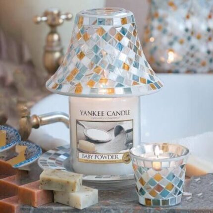 Yankee Candle Baby Powder Kerze unter dekorativer Mosaikabdeckung