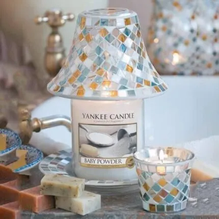 Yankee Candle Baby Powder Kerze unter dekorativer Mosaikabdeckung