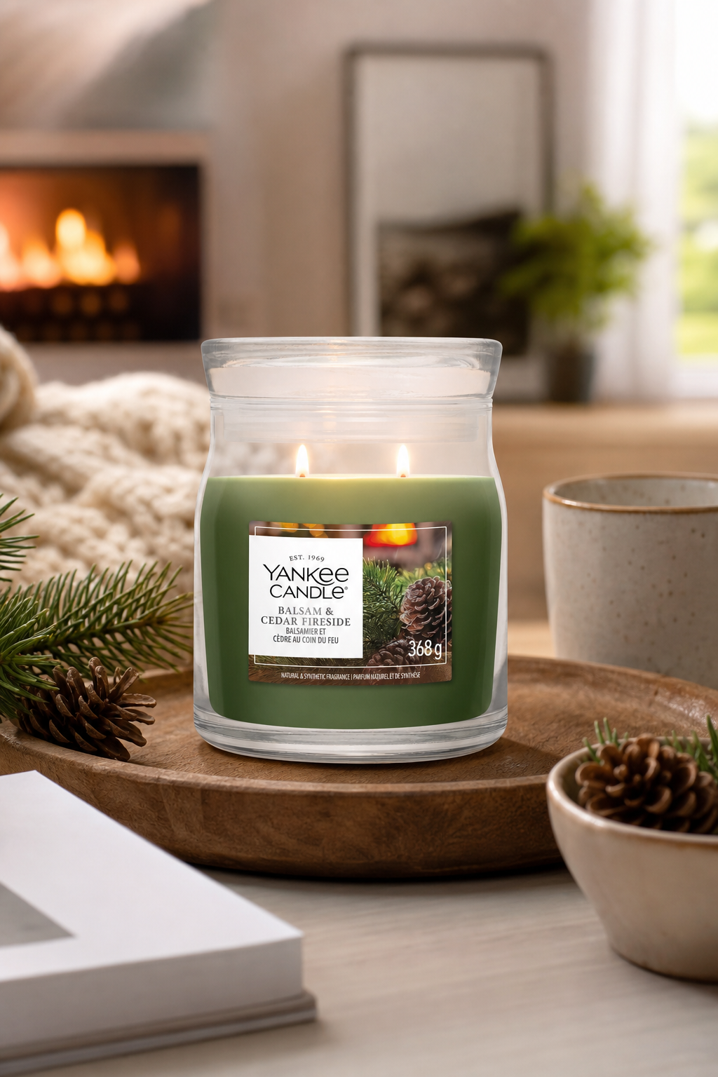 Brennende Balsam & Cedar Fireside Kerze im Glas auf einem Holztablett