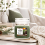 Brennende Yankee Candle Balsam & Cedar Fireside Kerze auf einem Tablett