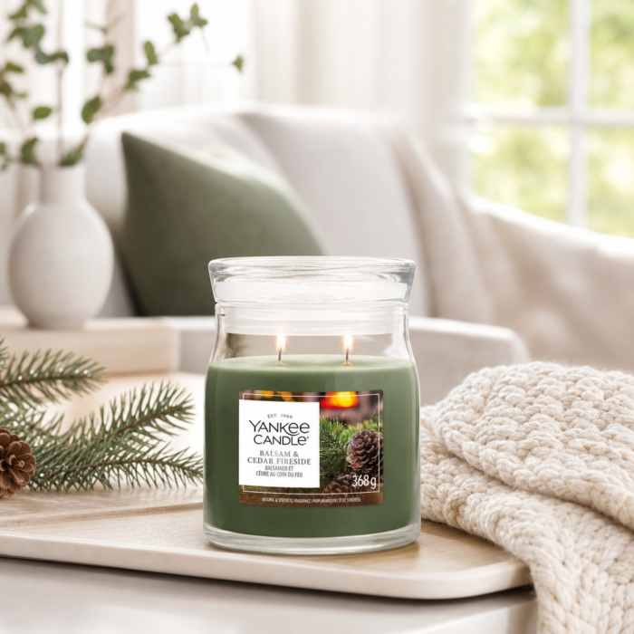 Brennende Yankee Candle Balsam & Cedar Fireside Kerze auf einem Tablett