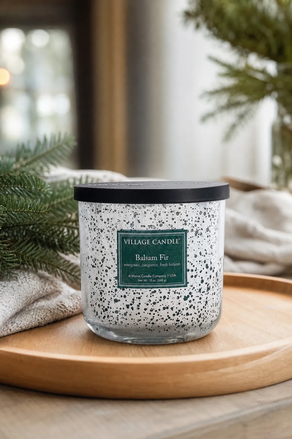 Balsam Fir Kerze auf Holztablett Balsam Fir Kerze auf Holztablett neben Tannenzweigen