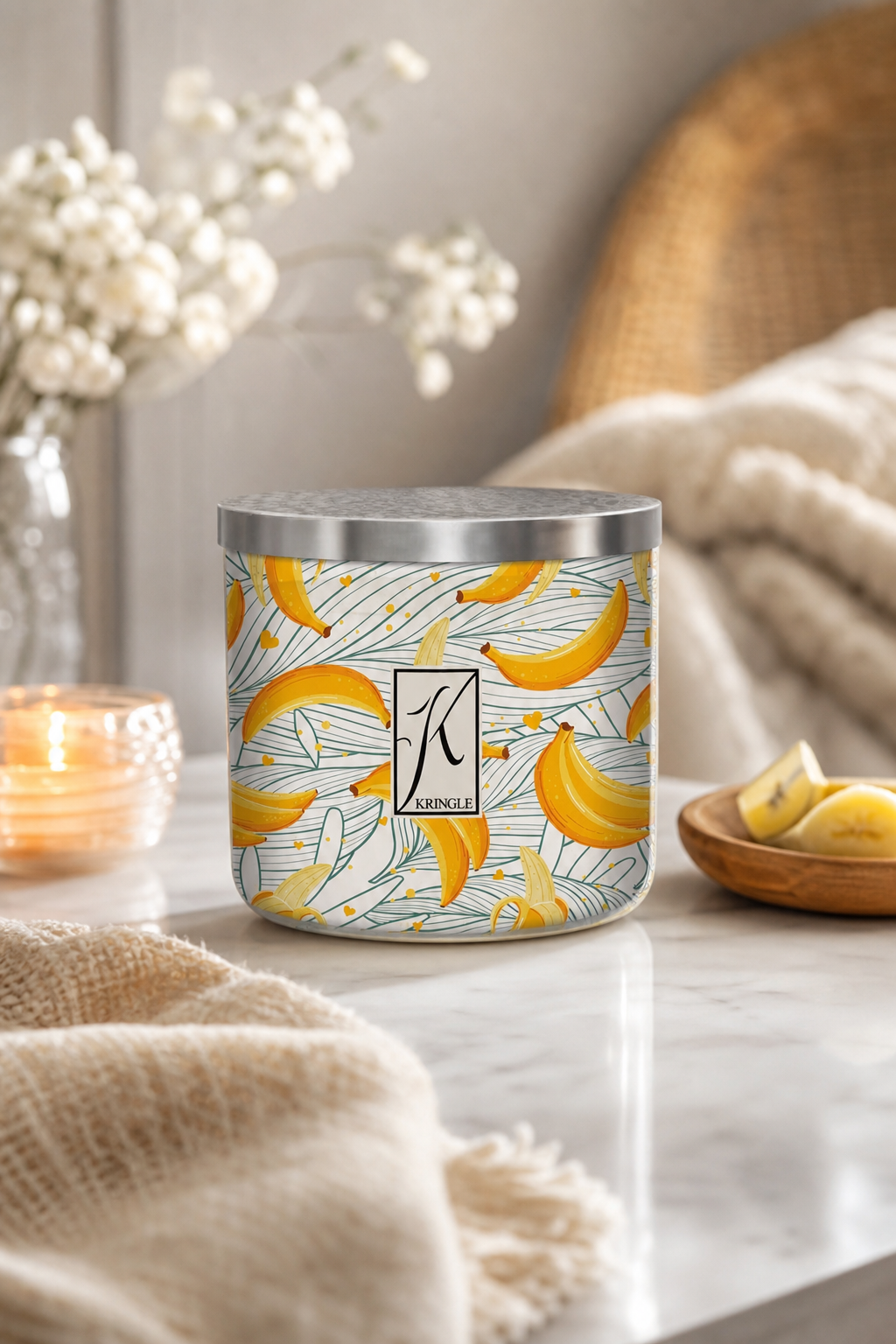 Bananas Foster 396g Tumbler 3-Docht in einer stimmungsvollen Anwendungsszene