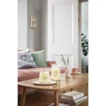 Zwei Yankee Candle Gläser mit Banoffee Waffle Kerze auf Wohnzimmertisch