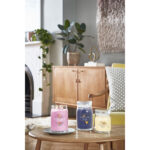 Drei Yankee Candle Kerzen auf einem Tisch im Wohnbereich