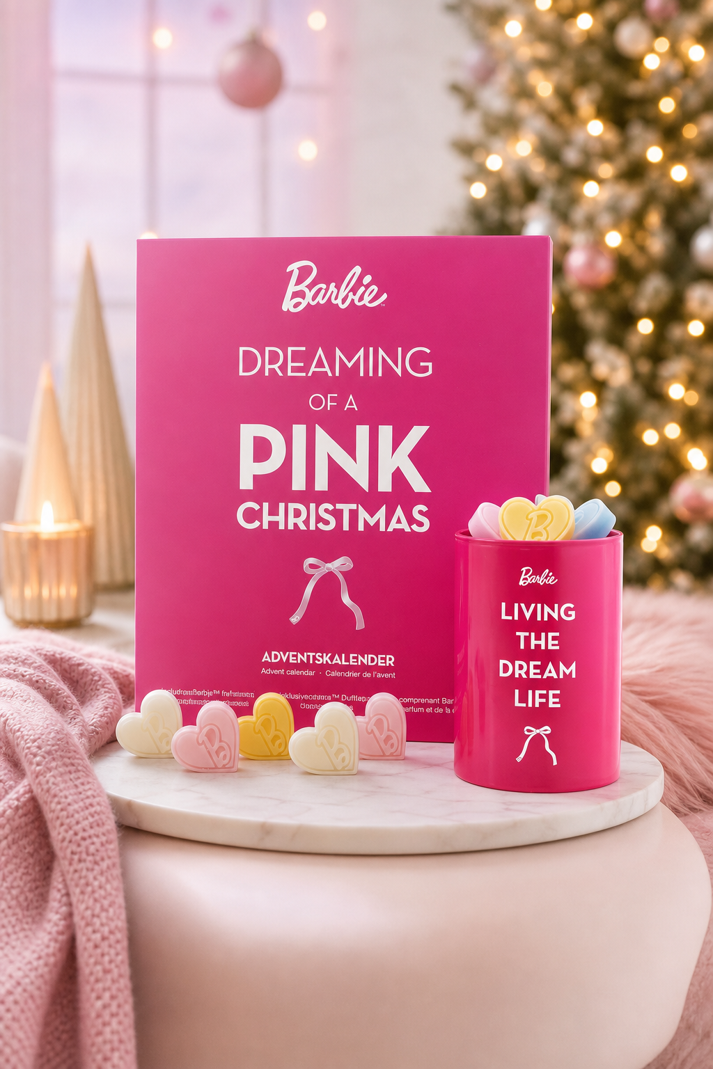 Barbie Adventskalender und Duftlampe mit Duftwachsstücken vor einem Weihnachtsbaum