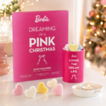 Barbie Adventskalender mit Duftlampe und herzförmigen Duftwachsstücken auf einem Tisch