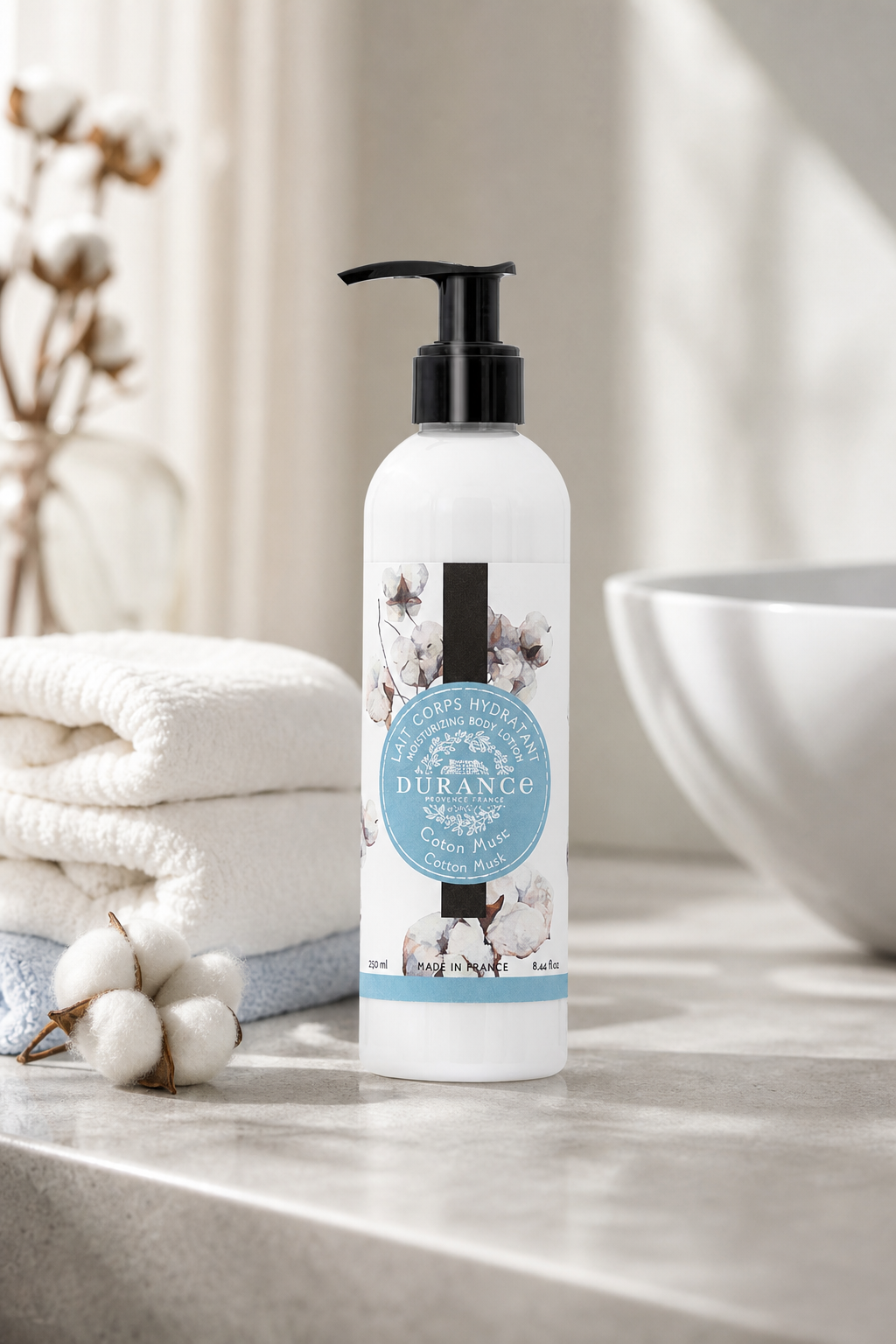 Baumwoll-Moschus Bodylotion 250ml in einer stimmungsvollen Anwendungsszene