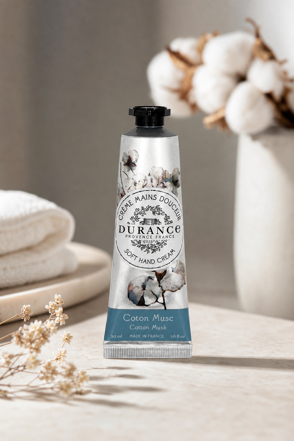 Baumwoll-Moschus Handcreme 30ml in einer stimmungsvollen Anwendungsszene