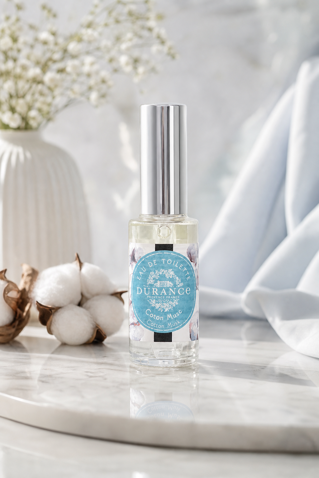 Baumwoll-Moschus Mini Eau de Toilette 14ml – Stimmungsbild Baumwoll-Moschus Mini Eau de Toilette 14ml in einer stimmungsvollen Anwendungsszene