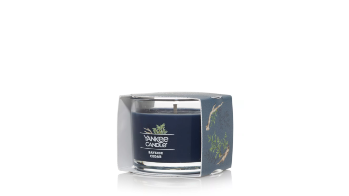 Frontansicht der Yankee Candle Bayside Cedar Kerze in Glasbehälter