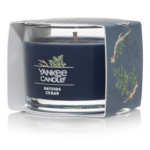 Yankee Candle Bayside Cedar Kerze in geöffneter Verpackung von der Seite