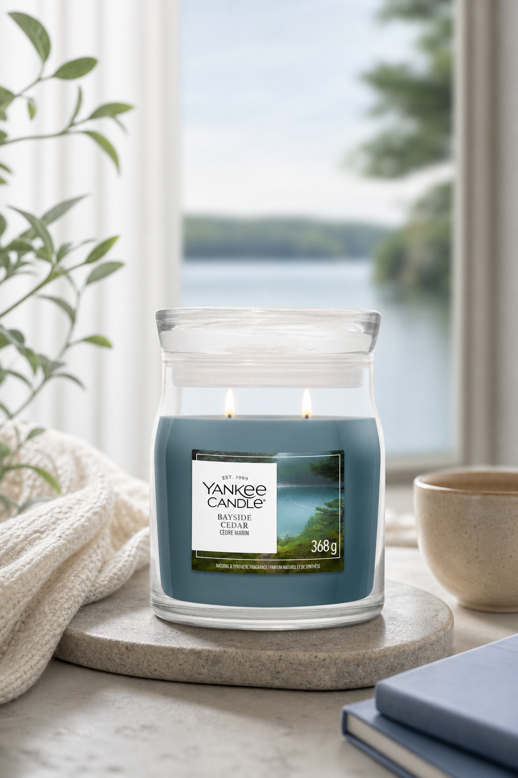 Bayside Cedar Signature Medium Jar 368g 2-Docht in einer stimmungsvollen Anwendungsszene