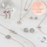 Roségoldfarbener Schmuck und Ohrringe neben Hinweis auf Diamanten