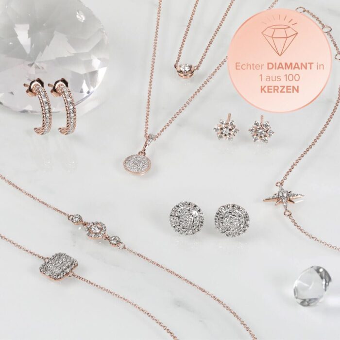 Roségoldfarbener Schmuck und Ohrringe neben Hinweis auf Diamanten