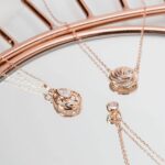Nahaufnahme roségoldfarbener Schmuckanhänger mit Schmucksteinen